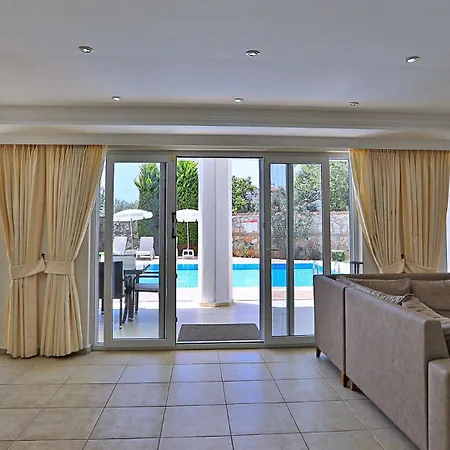 4 Bedroom With Private Pool ヴィラ フェティエ